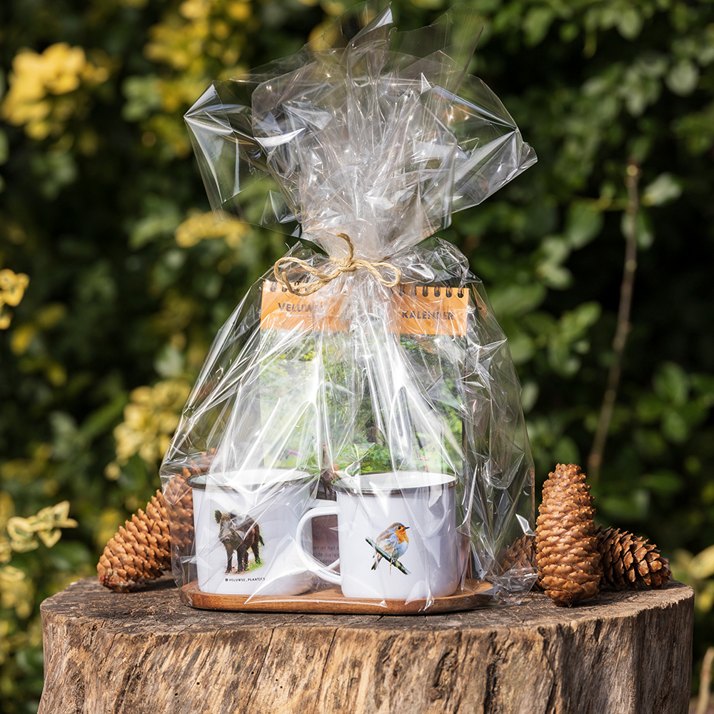 Twee mokken en een kalender met foto's van de wilde dieren van de Veluwe